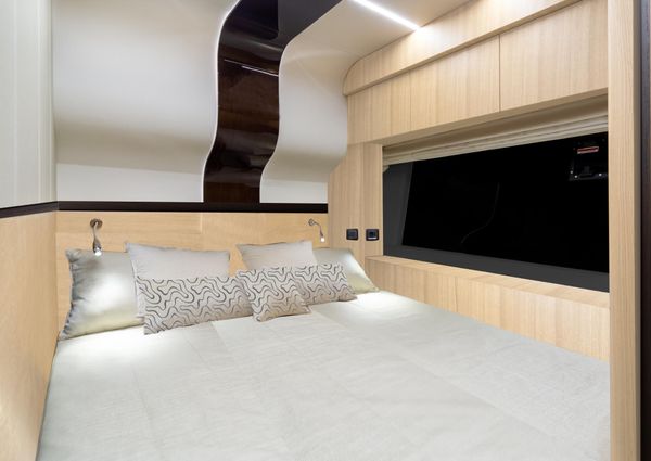 Galeon 680 Fly image