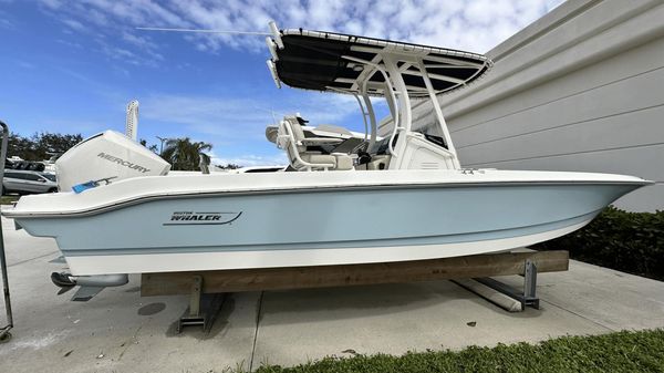 Boston Whaler 220 Dauntless 