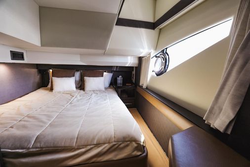 Marquis 500 Sport Yacht image