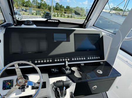 Everglades 335 Center Console image