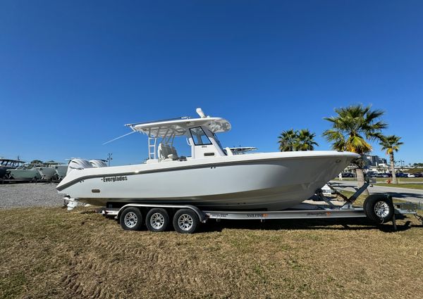 Everglades 335 Center Console image