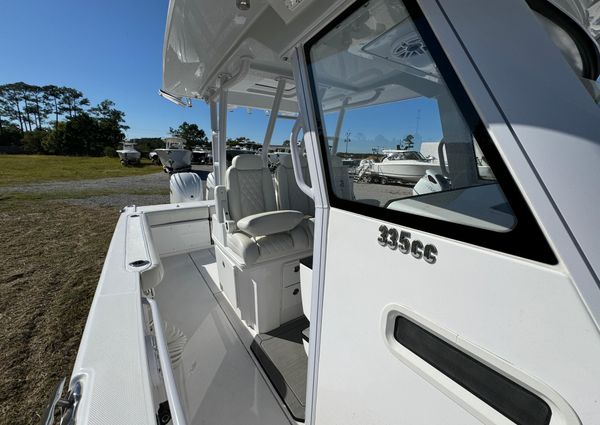 Everglades 335 Center Console image