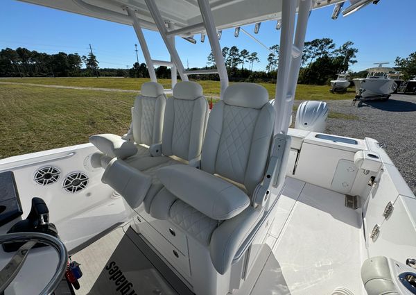 Everglades 335 Center Console image