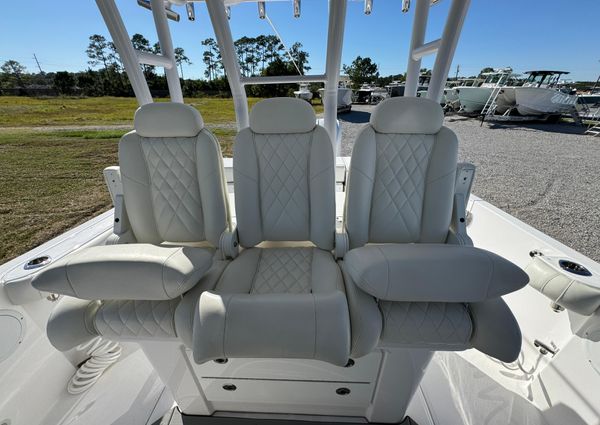 Everglades 335 Center Console image