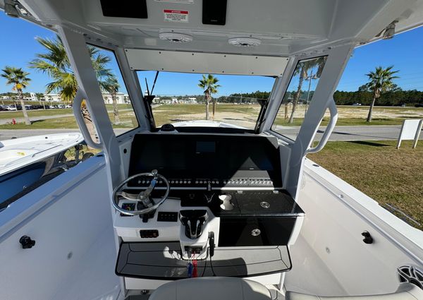 Everglades 335 Center Console image