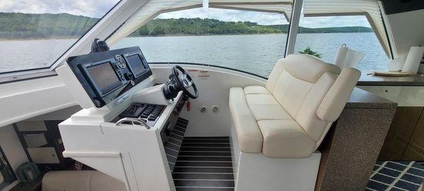 Cruisers Yachts 48 Cantius image