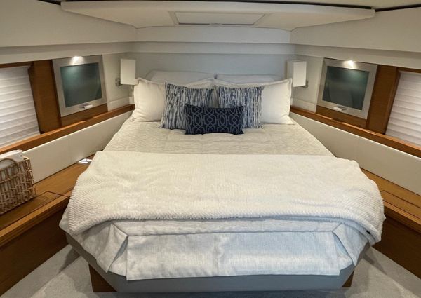 Tiara Yachts C44 Coupe image