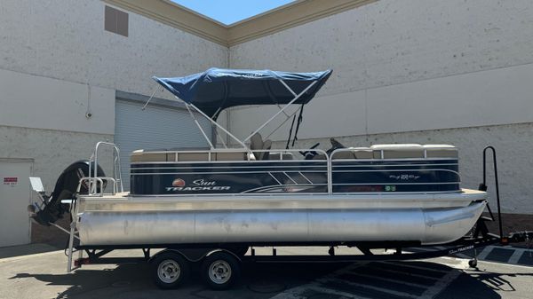 Sun Tracker Party Barge 22 XP3