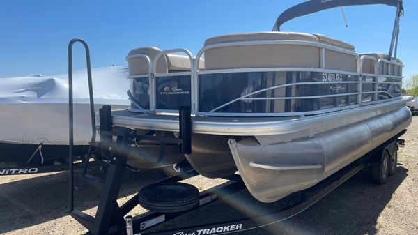 Sun Tracker Party Barge 22 XP3 
