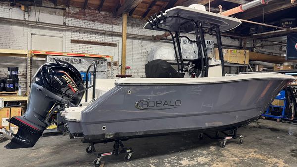 Robalo R230 Center Console 