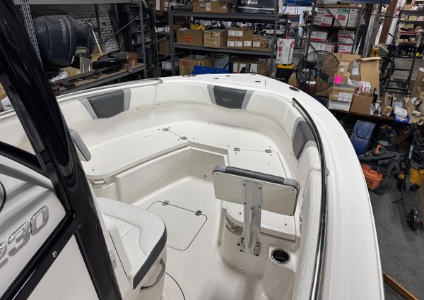 Robalo R230-CENTER-CONSOLE image