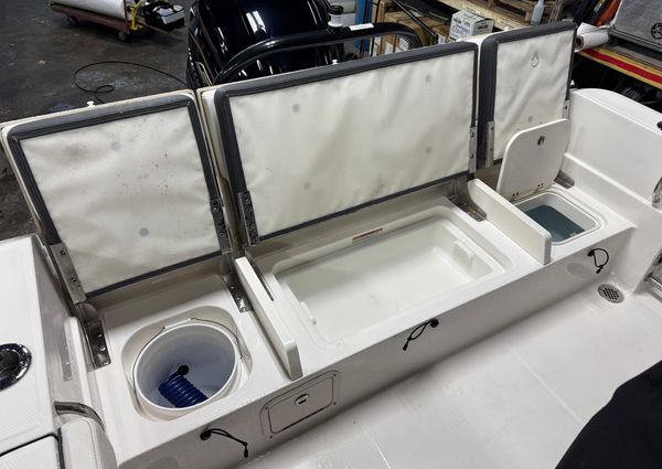 Robalo R230-CENTER-CONSOLE image