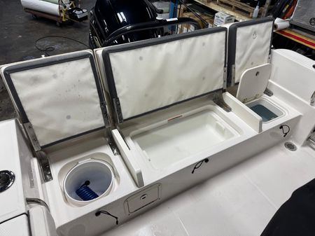 Robalo R230-CENTER-CONSOLE image