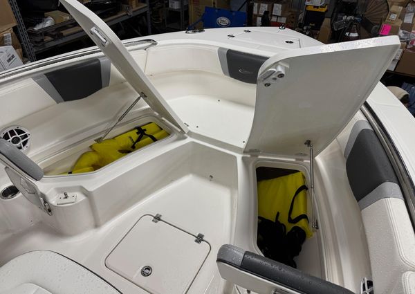 Robalo R230-CENTER-CONSOLE image