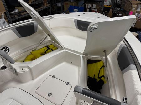 Robalo R230-CENTER-CONSOLE image