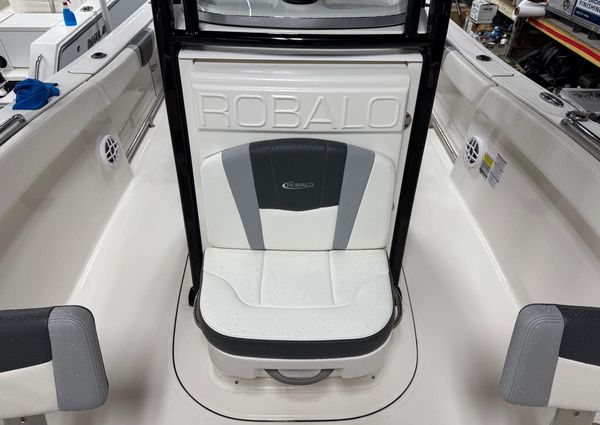 Robalo R230-CENTER-CONSOLE image