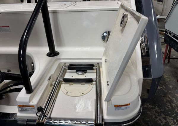 Robalo R230-CENTER-CONSOLE image