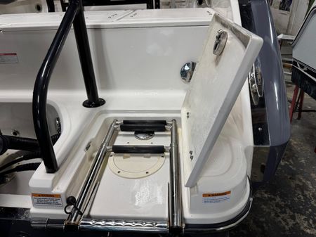 Robalo R230-CENTER-CONSOLE image