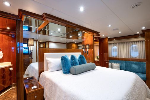 Hargrave Custom Raised Pilothouse image