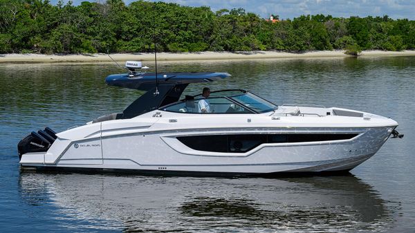 Cruisers Yachts 38 GLS OB 