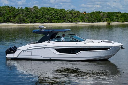 Cruisers Yachts 38 GLS OB image