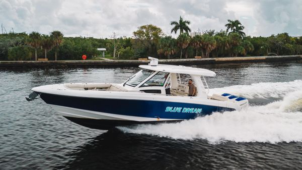 Boston Whaler 350 Realm
