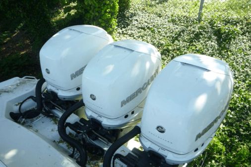 Sea Ray SLX 350 Outboard image