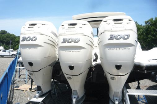 Sea Ray SLX 350 Outboard image