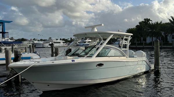 Robalo R317 Dual Console 