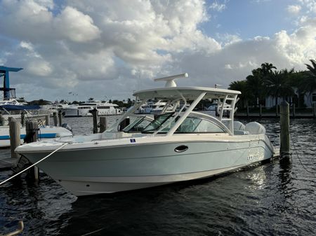 Robalo R317 Dual Console image