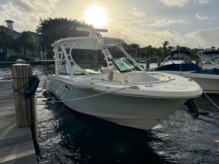 Robalo R317 Dual Console image