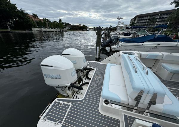 Robalo R317 Dual Console image