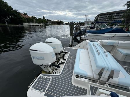 Robalo R317 Dual Console image