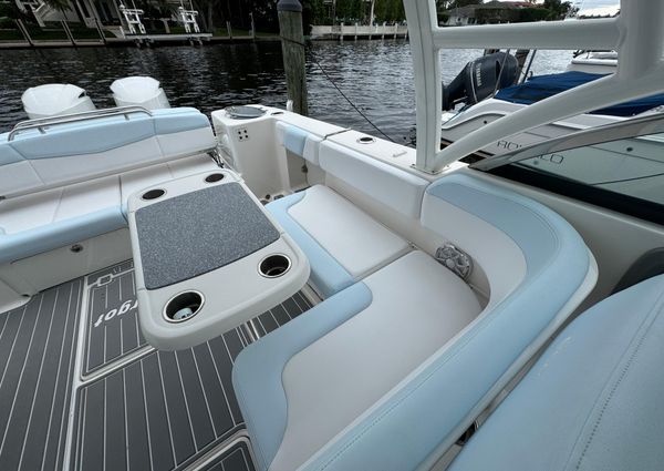 Robalo R317 Dual Console image