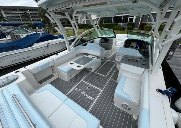 Robalo R317 Dual Console image