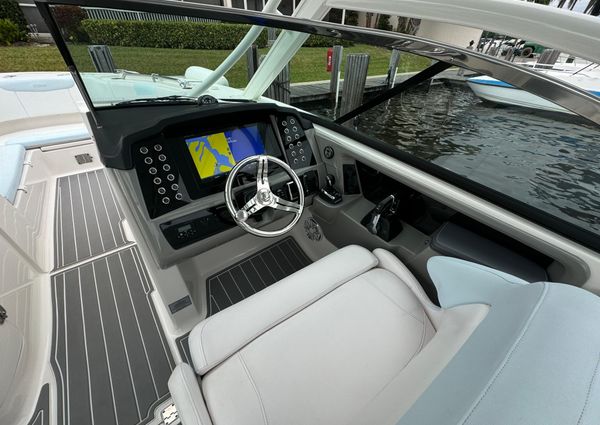 Robalo R317 Dual Console image