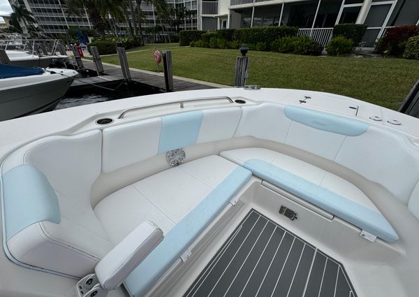 Robalo R317 Dual Console image