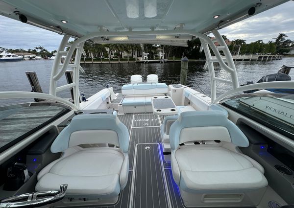 Robalo R317 Dual Console image