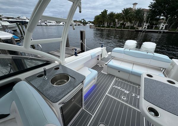 Robalo R317 Dual Console image