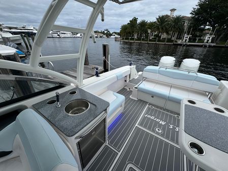 Robalo R317 Dual Console image