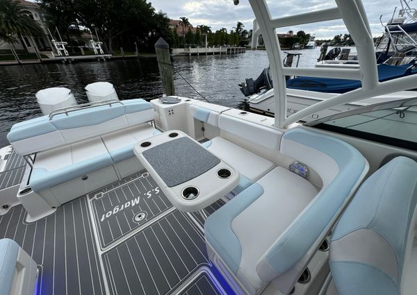 Robalo R317 Dual Console image