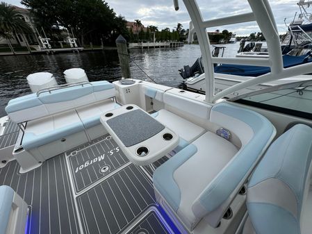 Robalo R317 Dual Console image