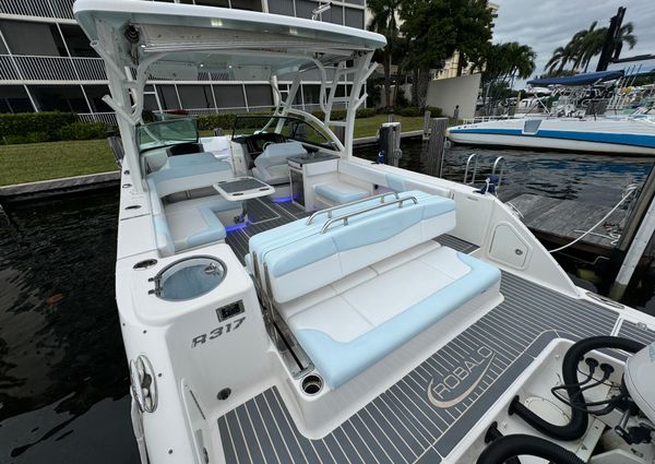 Robalo R317 Dual Console image