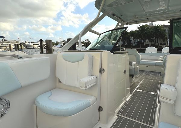 Robalo R317 Dual Console image