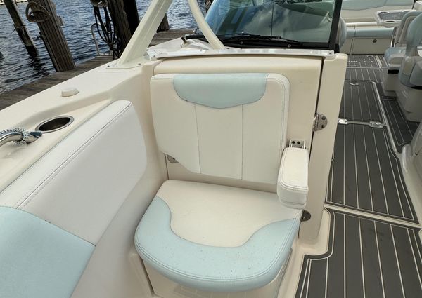 Robalo R317 Dual Console image