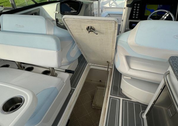 Robalo R317 Dual Console image