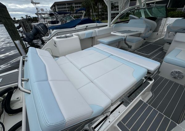 Robalo R317 Dual Console image