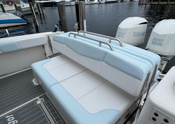 Robalo R317 Dual Console image