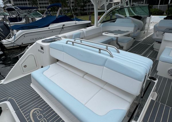 Robalo R317 Dual Console image