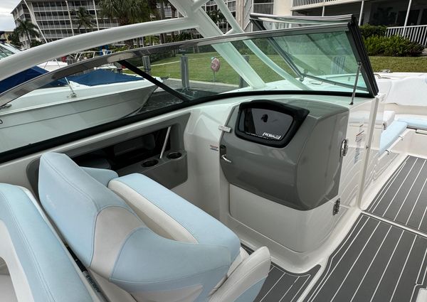 Robalo R317 Dual Console image